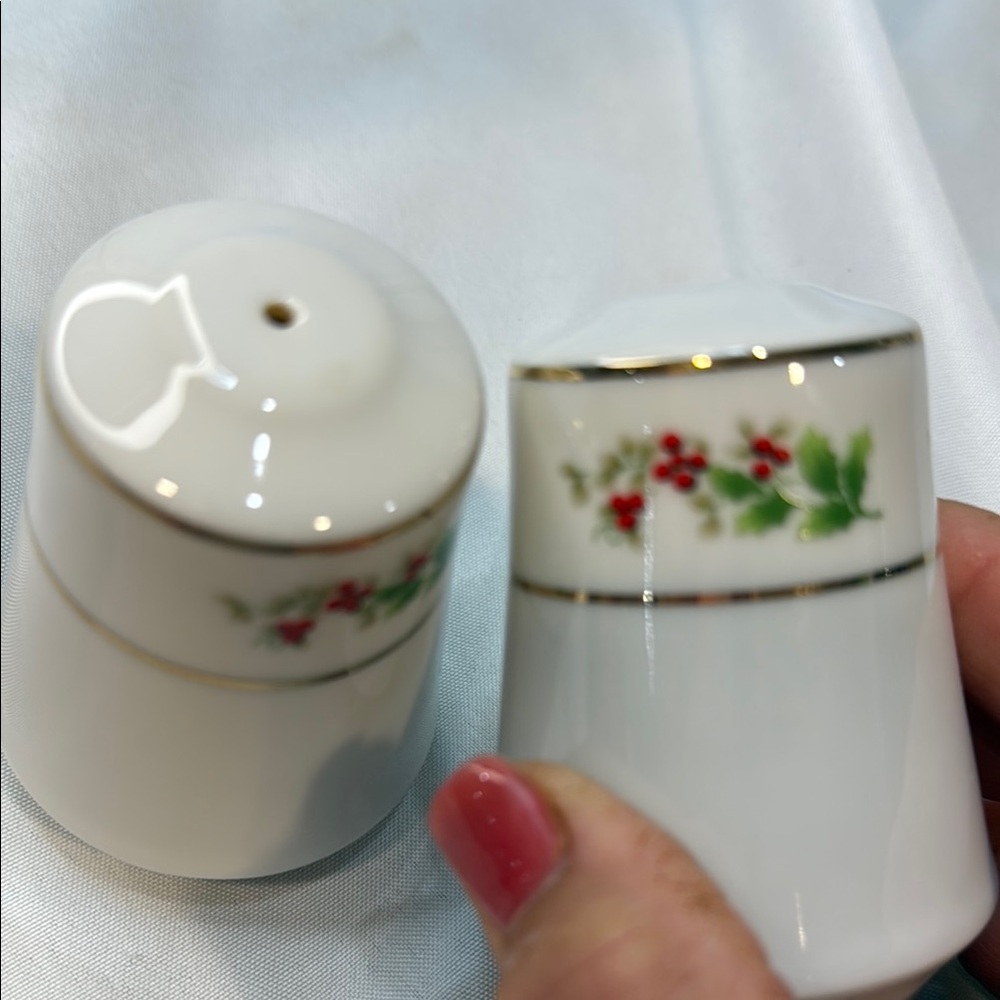 Vintage Lefton, Holly Berry Garden Salt and Pepper Shakers, White with Gold Trim - Picture 7 of 7